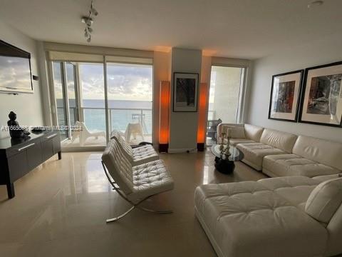 16699 Collins Ave 902
