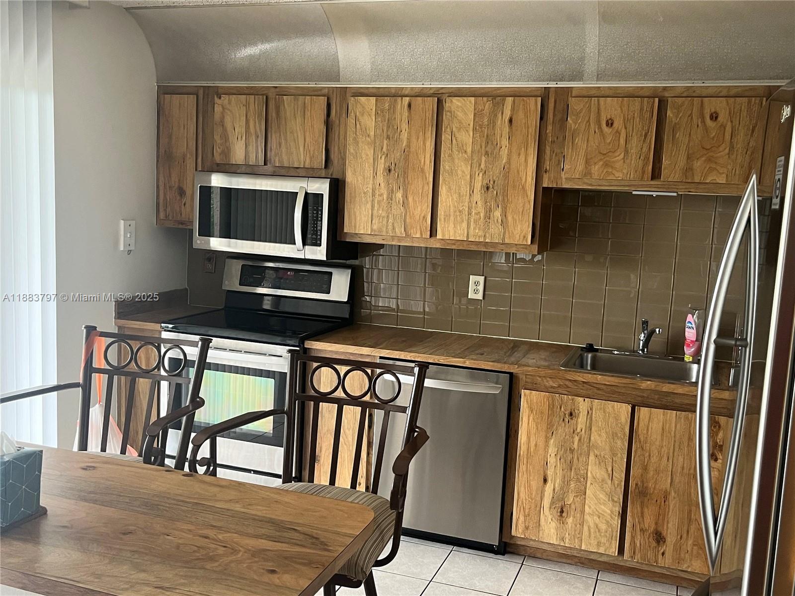 COUNTRY LANE CONDO #2 - Residential