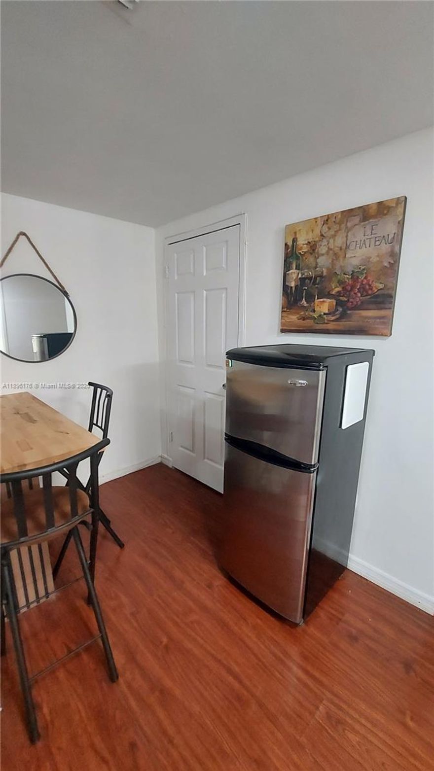 Spectacular Waterfront 1 bed room Apartment in Brickell Bay
Experience breathtaking water views from this beautifully furnished 1-bedroom apartment located in the heart of Brickell — Miami’s most desirable neighborhood. This residence comes fully furnished and move-in ready, with electricity included and pets welcome.
The building offers top-tier amenities including a swimming pool, 24-hour security, fitness center, bar and on-site restaurants, convenience store, laundry and dry-cleaning services, and regular maintenance — everything you need for a comfortable, carefree lifestyle.
Enjoy the best central and secure location in Miami, just steps away from Brickell’s vibrant dining, shopping, and entertainment scene.