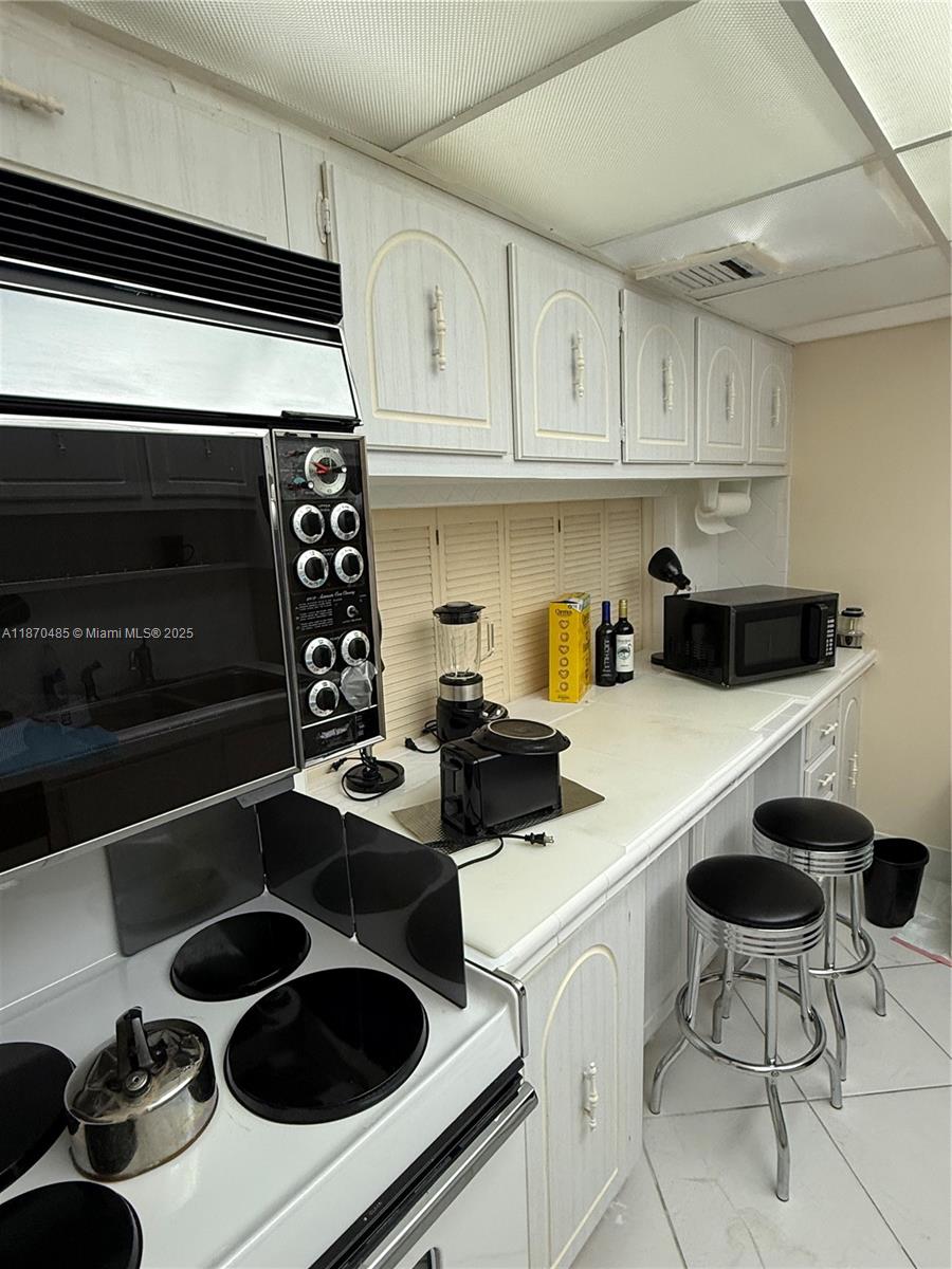 COMMODORE CLUB SOUTH COND - Residential Lease