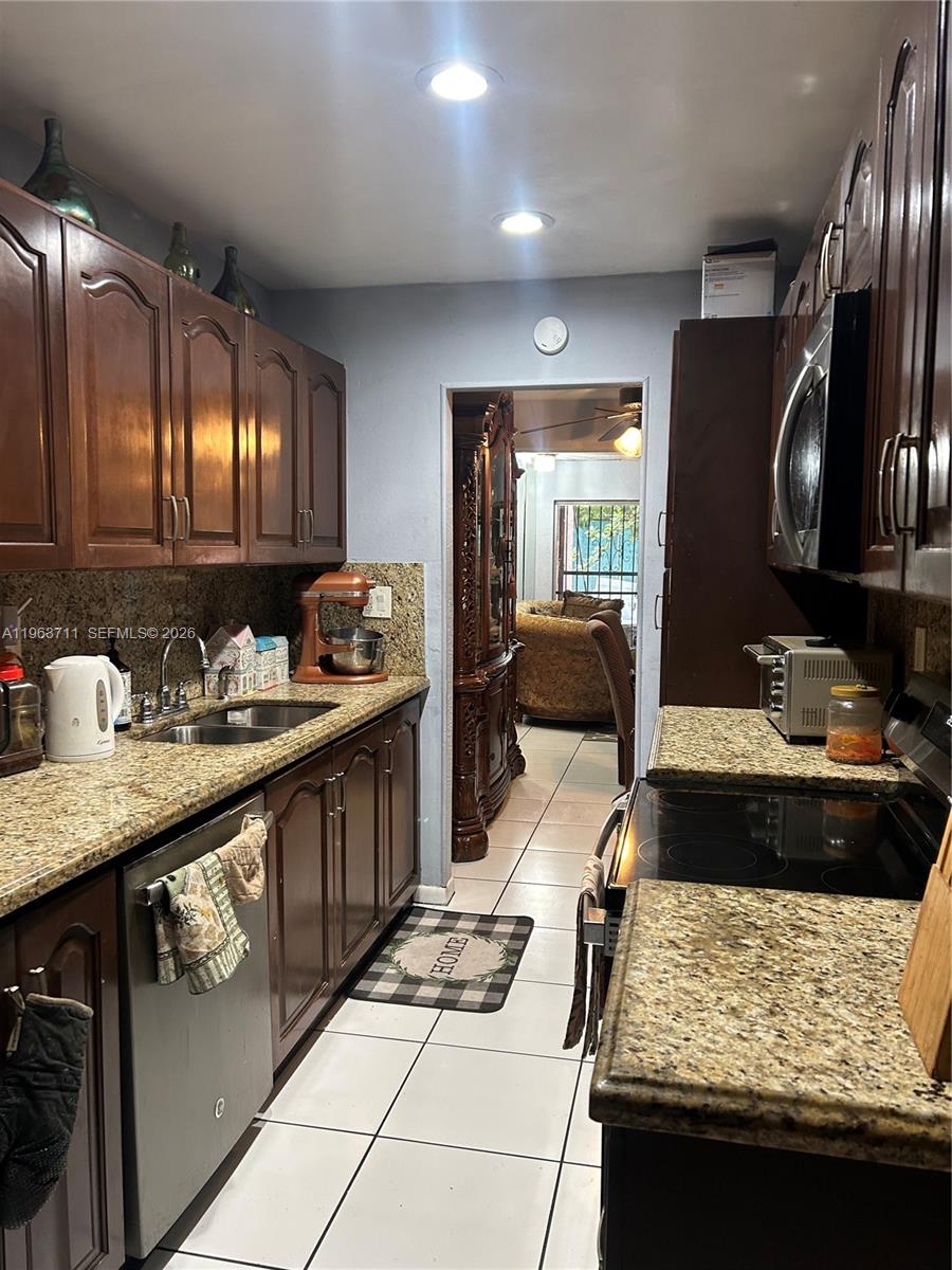 WIMBLEDON TOWNHOUSE I-13 - Residential