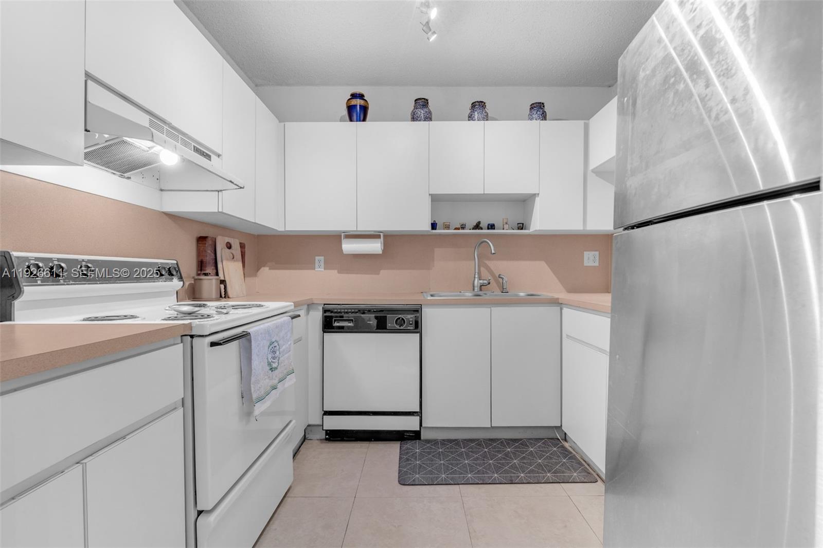 LOS ARBOLES CONDO - Residential