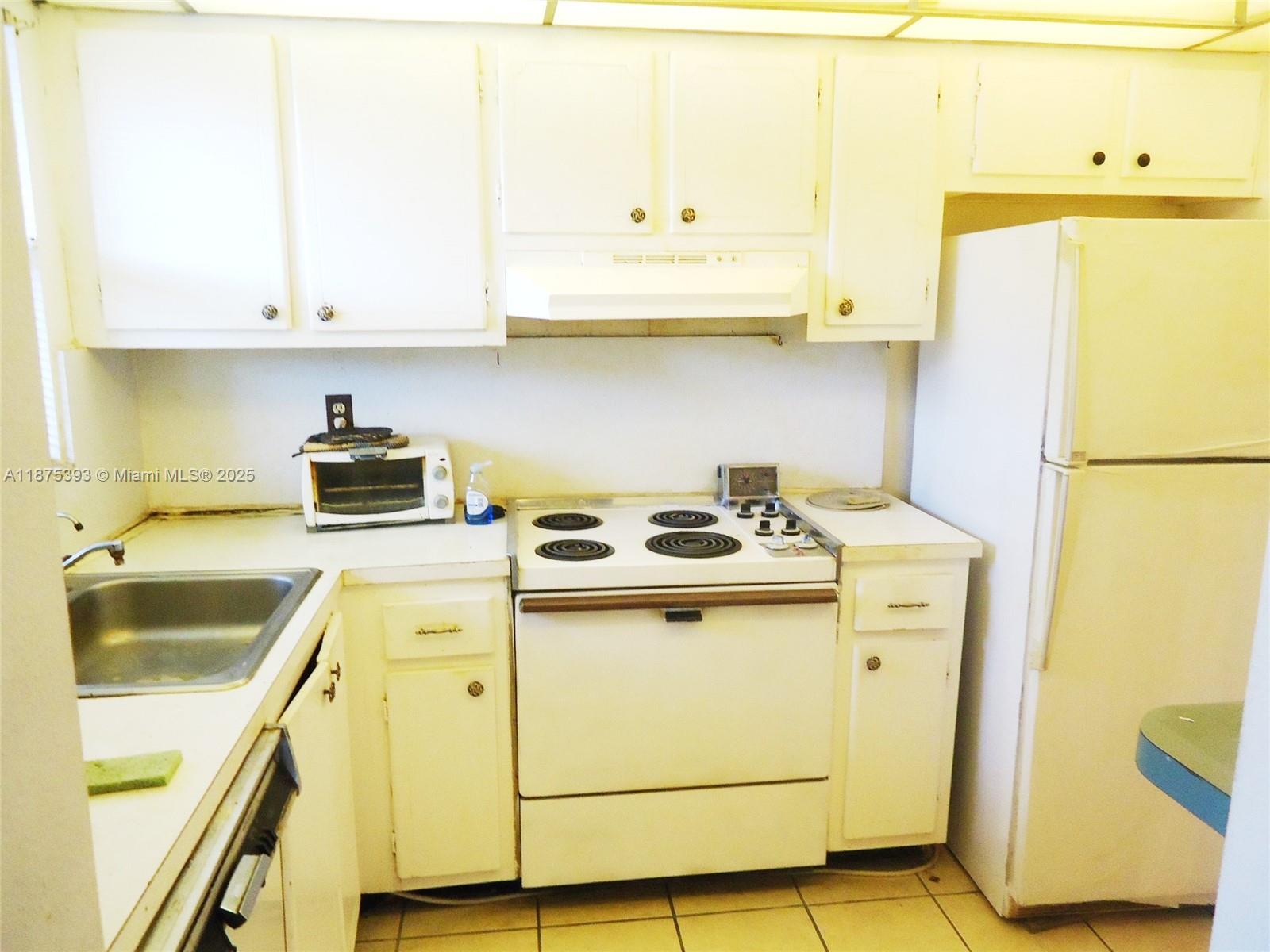 View photos, virtual tours, details... 2871 E Sunrise Lakes Dr 104