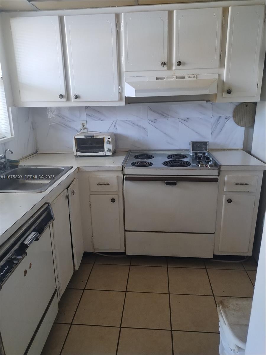 View photos, virtual tours, details... 2871 E Sunrise Lakes Dr 104