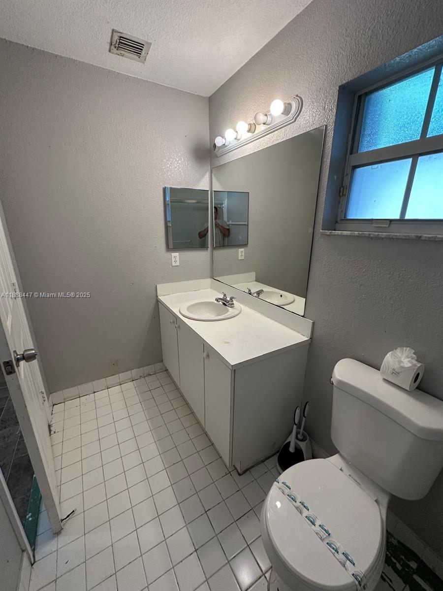 HOLLYWOOD LITTLE RANCHES - Residential