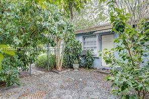 HOLLYWOOD LITTLE RANCHES - Residential