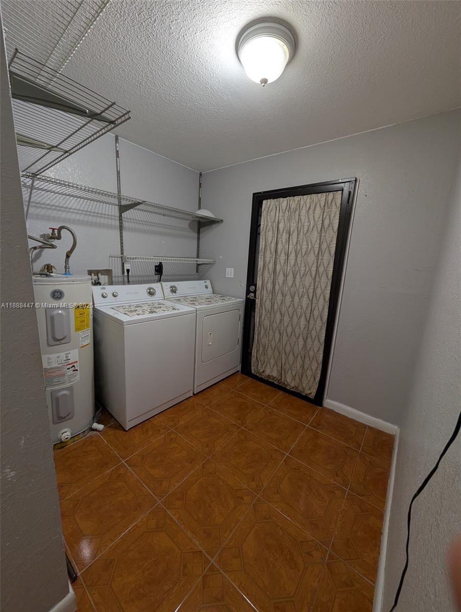 HOLLYWOOD LITTLE RANCHES - Residential