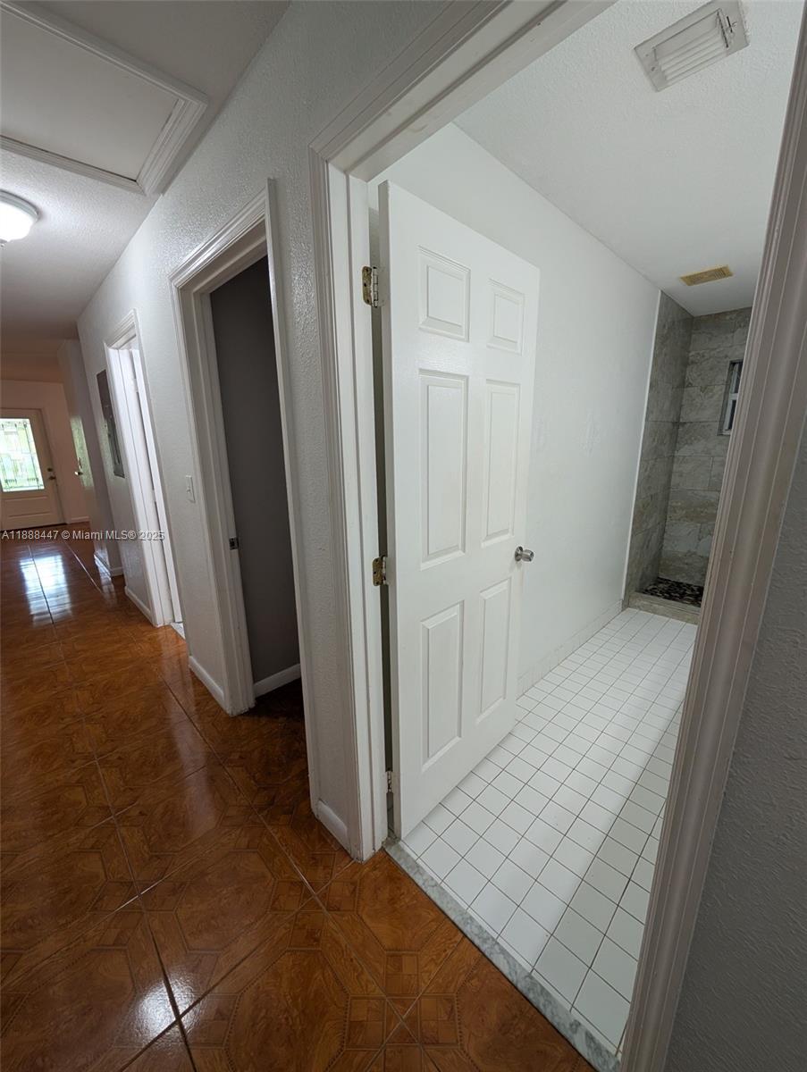 HOLLYWOOD LITTLE RANCHES - Residential