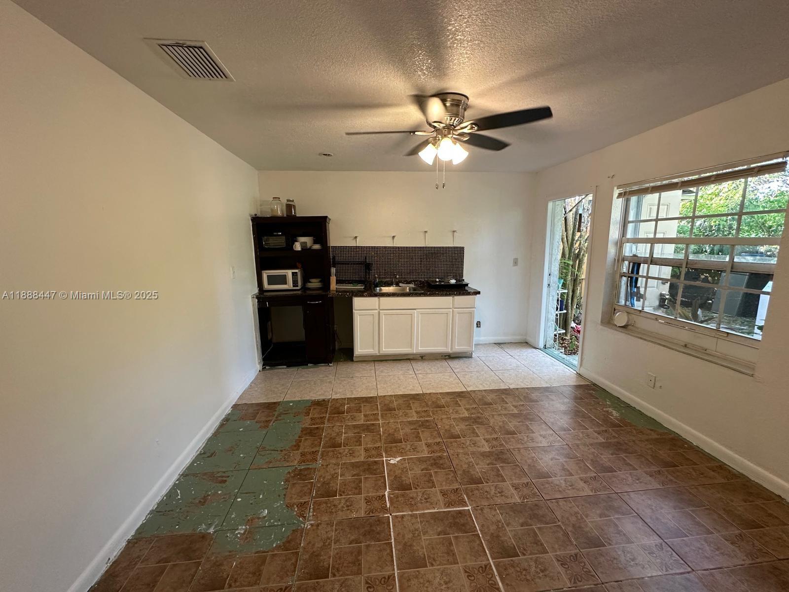 HOLLYWOOD LITTLE RANCHES - Residential