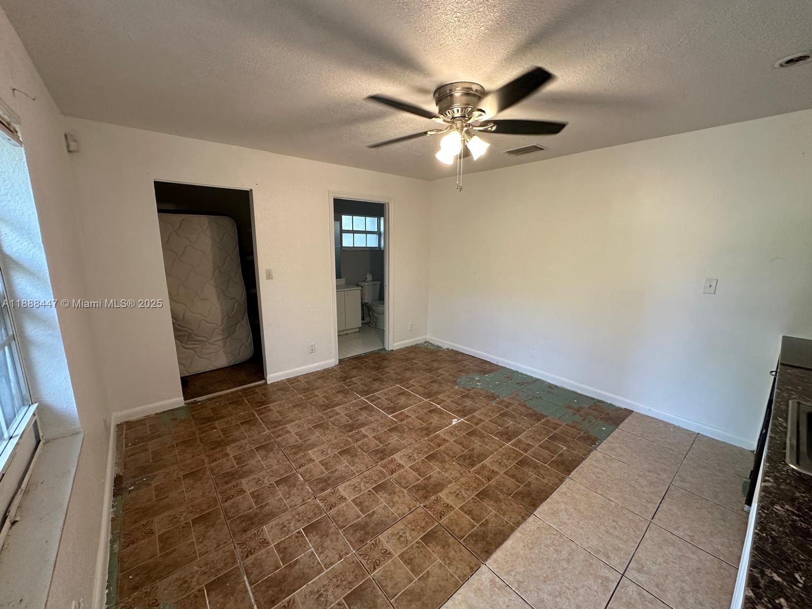 HOLLYWOOD LITTLE RANCHES - Residential