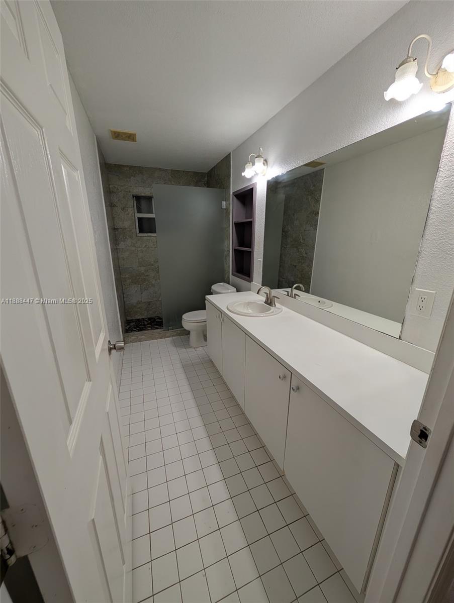 HOLLYWOOD LITTLE RANCHES - Residential