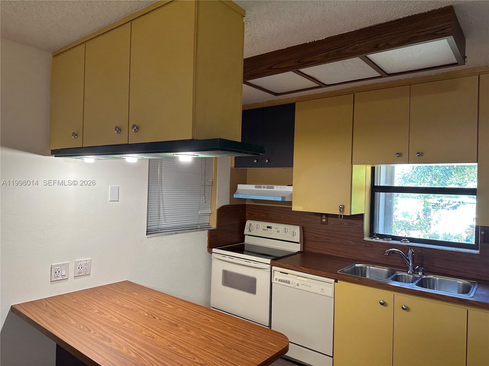 HIBISCUS GARDENS AMENDED - Residential Lease