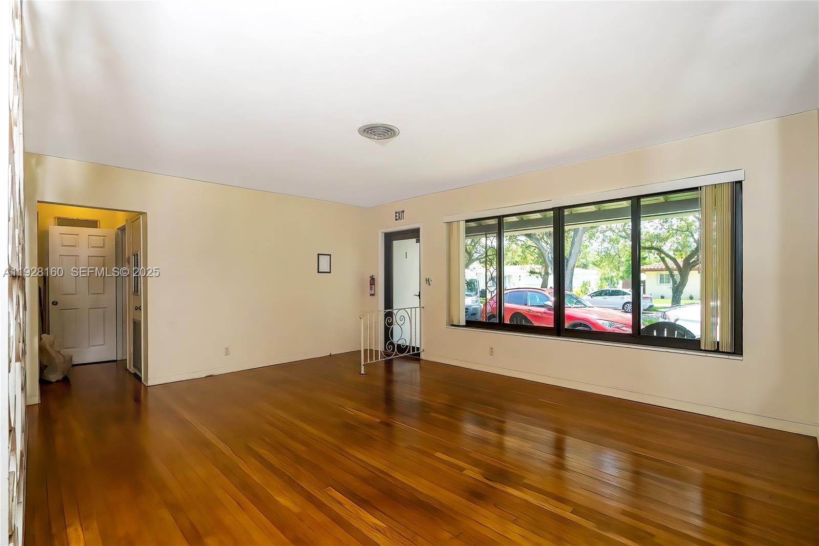 HOLLYWOOD LITTLE RANCHES - Residential