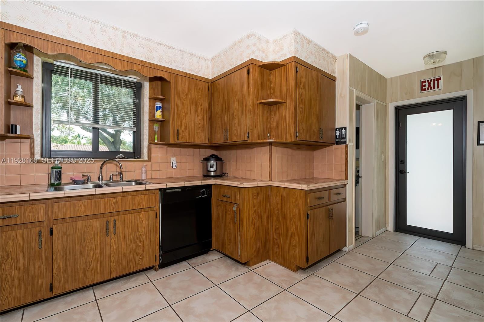 HOLLYWOOD LITTLE RANCHES - Residential