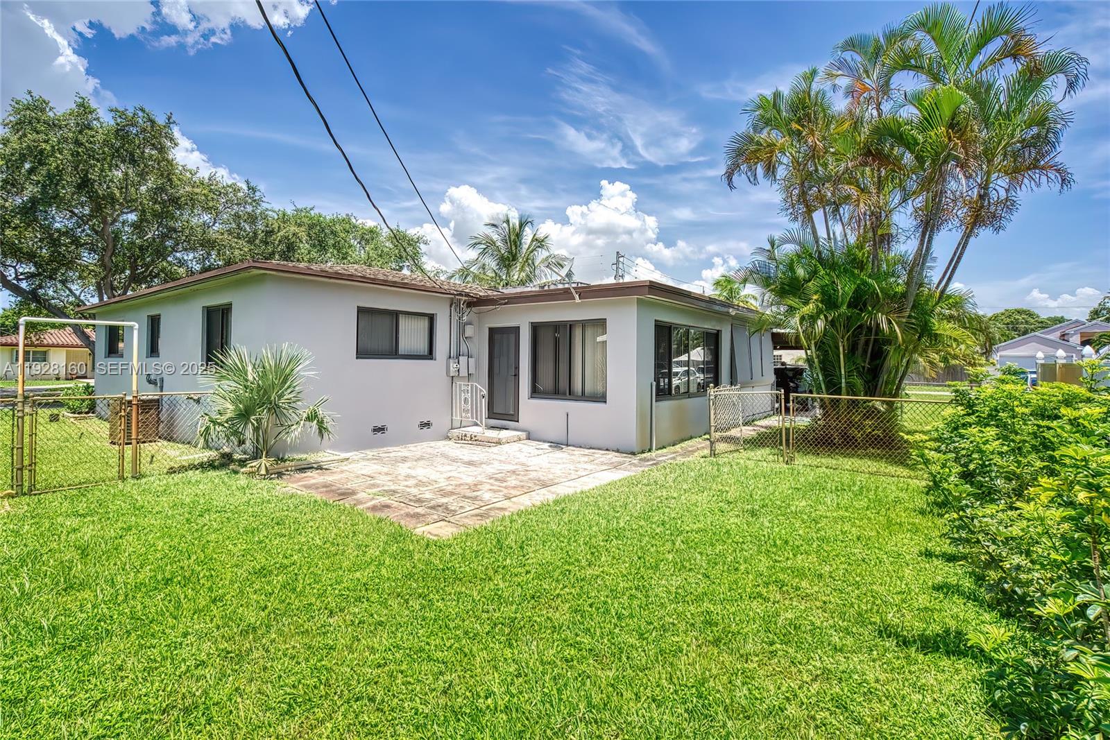 HOLLYWOOD LITTLE RANCHES - Residential