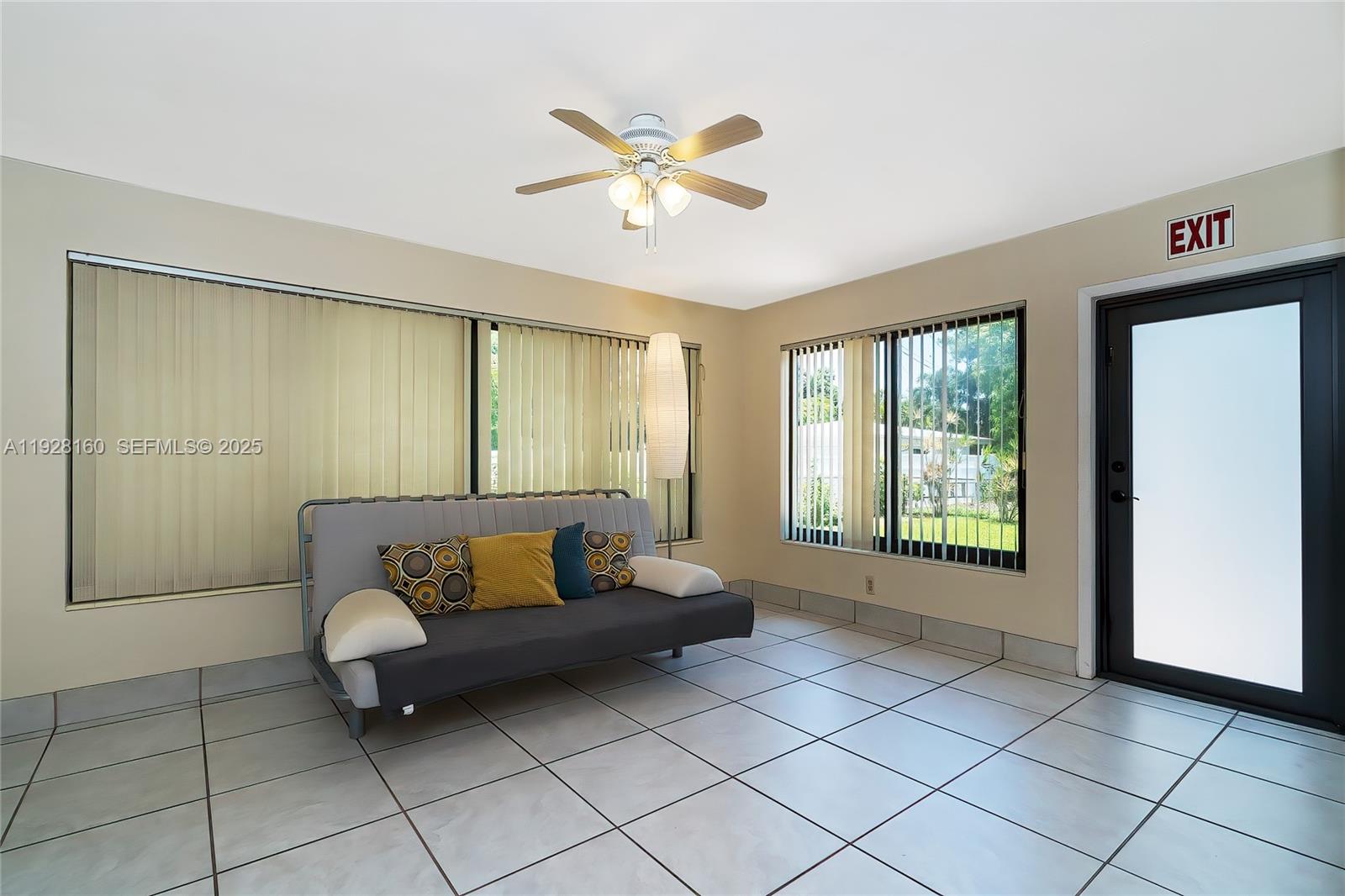 HOLLYWOOD LITTLE RANCHES - Residential