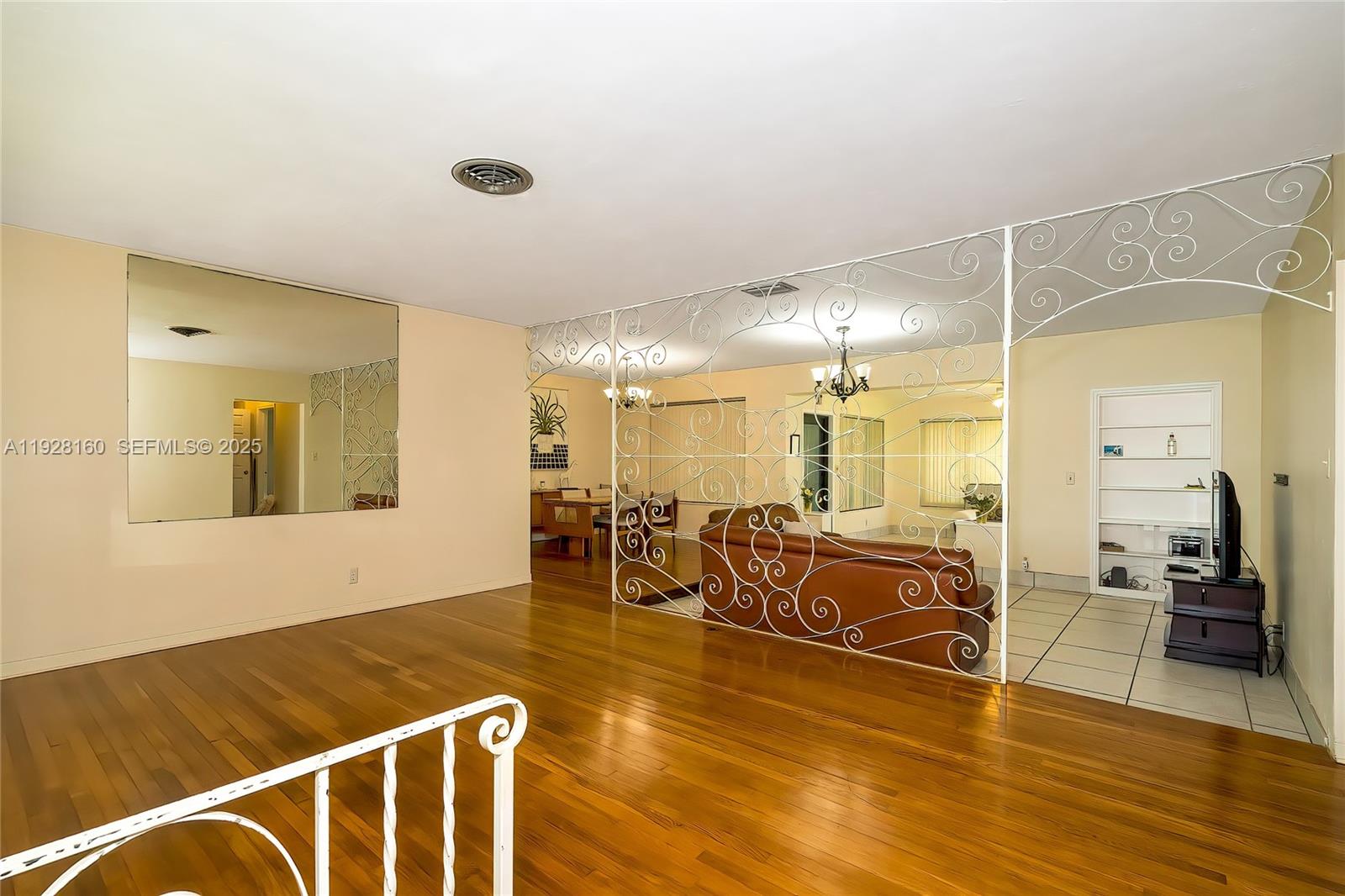 HOLLYWOOD LITTLE RANCHES - Residential