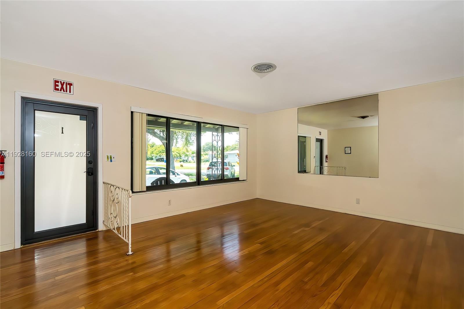 HOLLYWOOD LITTLE RANCHES - Residential