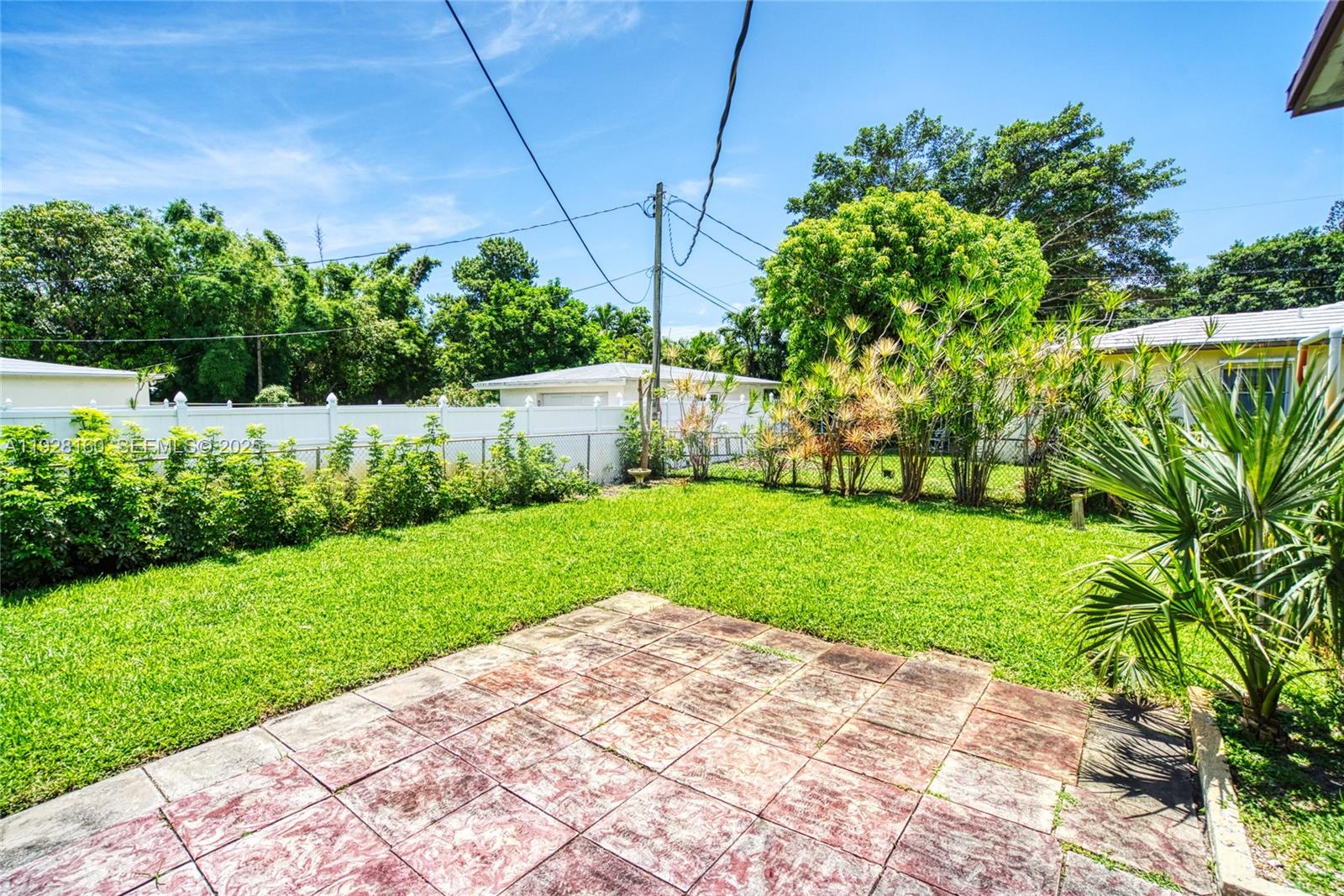 HOLLYWOOD LITTLE RANCHES - Residential