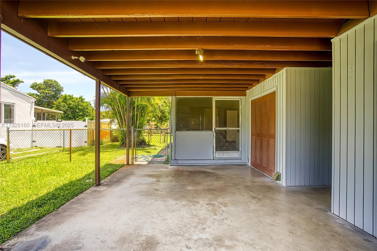 HOLLYWOOD LITTLE RANCHES - Residential