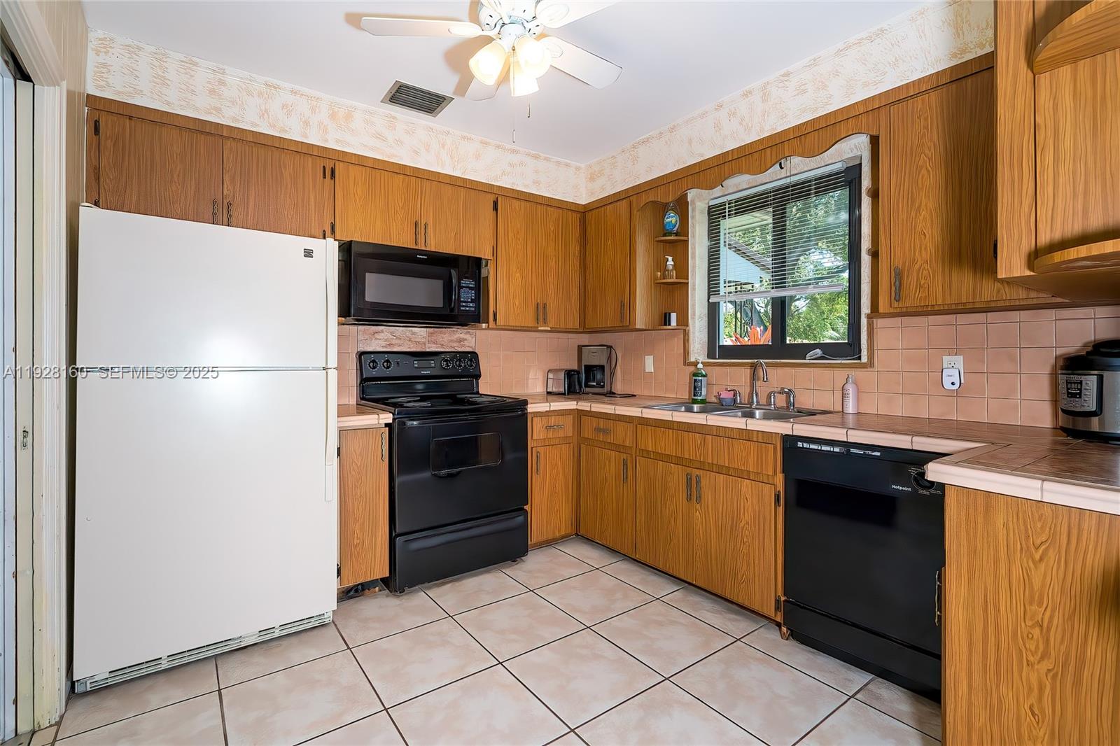 HOLLYWOOD LITTLE RANCHES - Residential