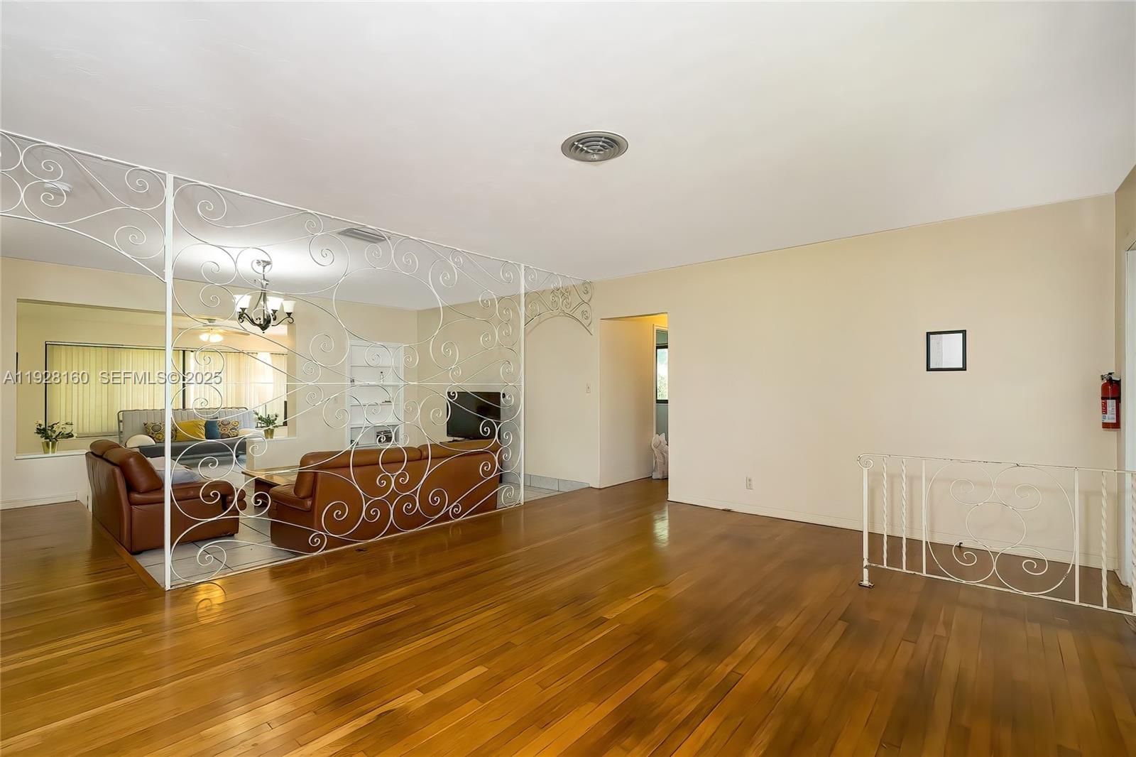 HOLLYWOOD LITTLE RANCHES - Residential