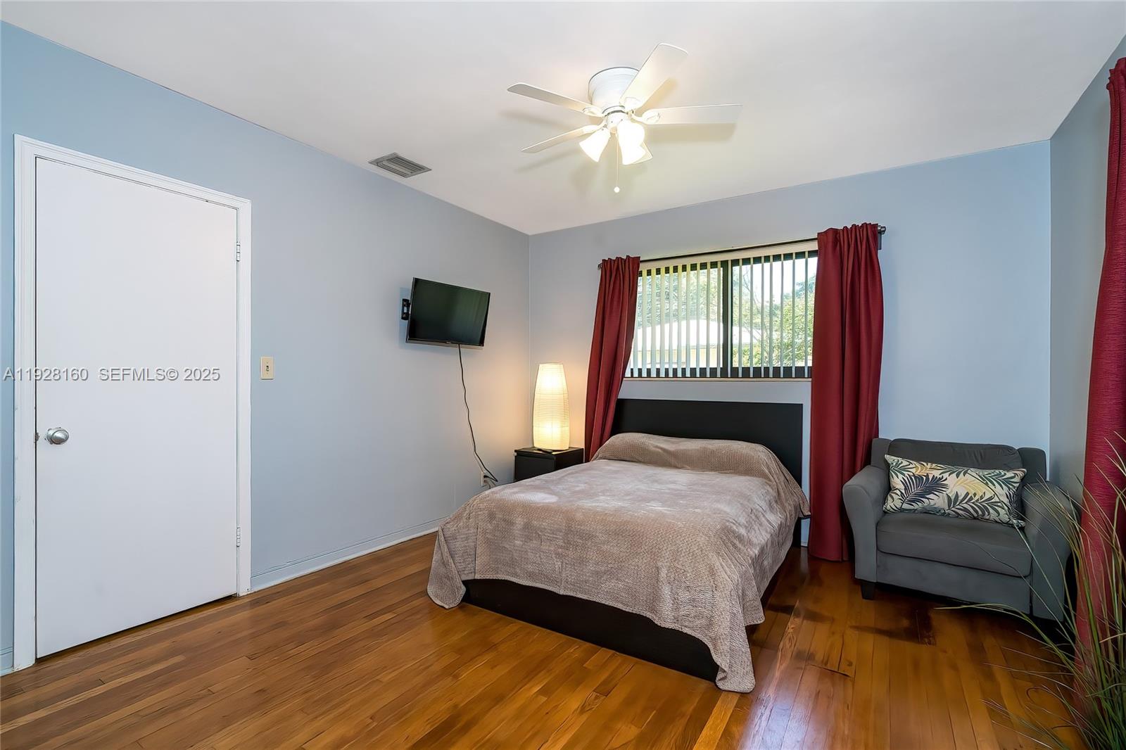 HOLLYWOOD LITTLE RANCHES - Residential