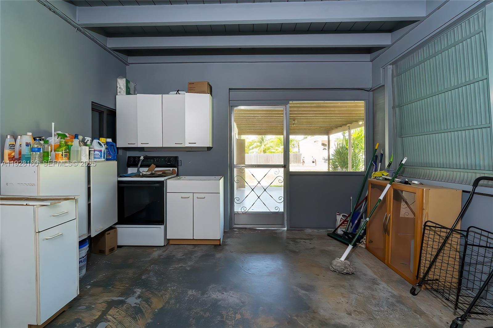 HOLLYWOOD LITTLE RANCHES - Residential