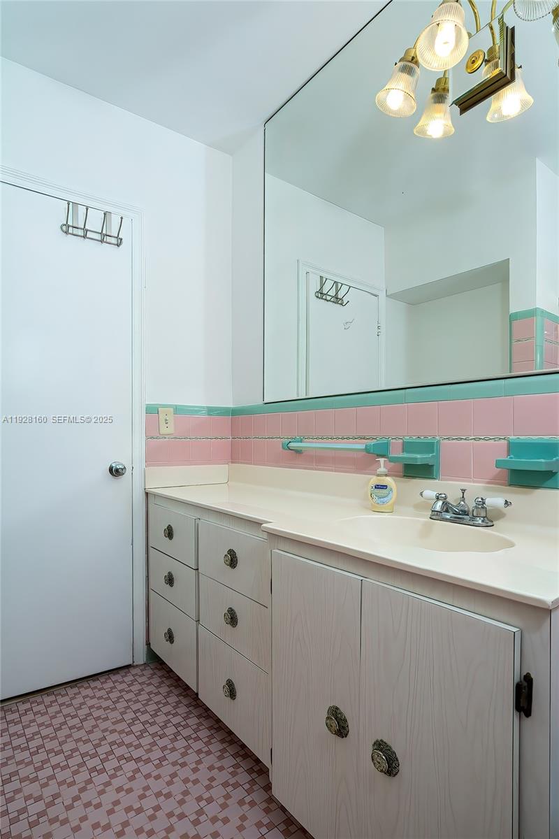 HOLLYWOOD LITTLE RANCHES - Residential