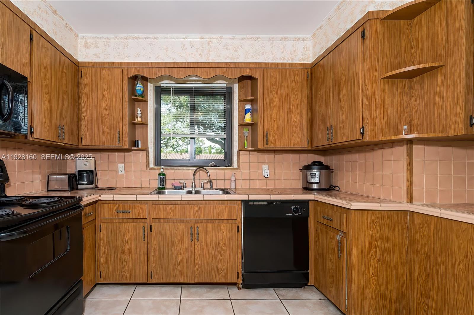 HOLLYWOOD LITTLE RANCHES - Residential