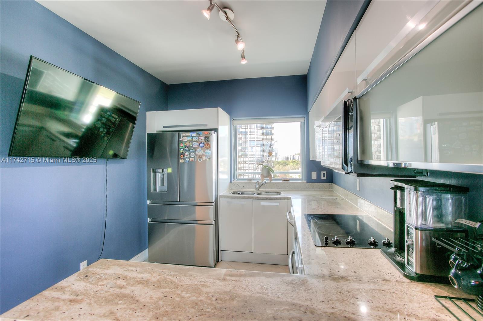 BLUE CONDO - Residential Lease