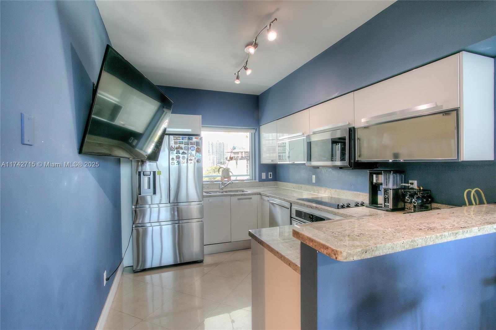 BLUE CONDO - Residential Lease