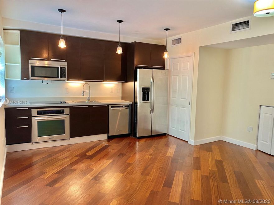 Beautiful two level apartment in the heart of South Beach! Top of line appliances and exquisite wood floors. Washer and dryer in the unit. Easy to show.