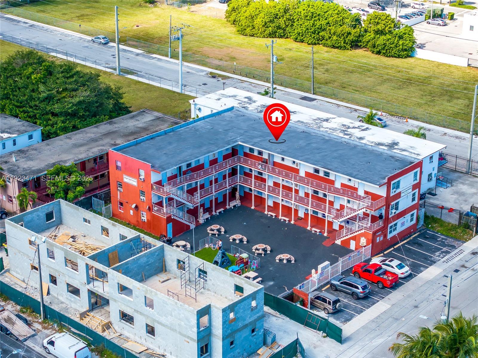 Main image without alt text