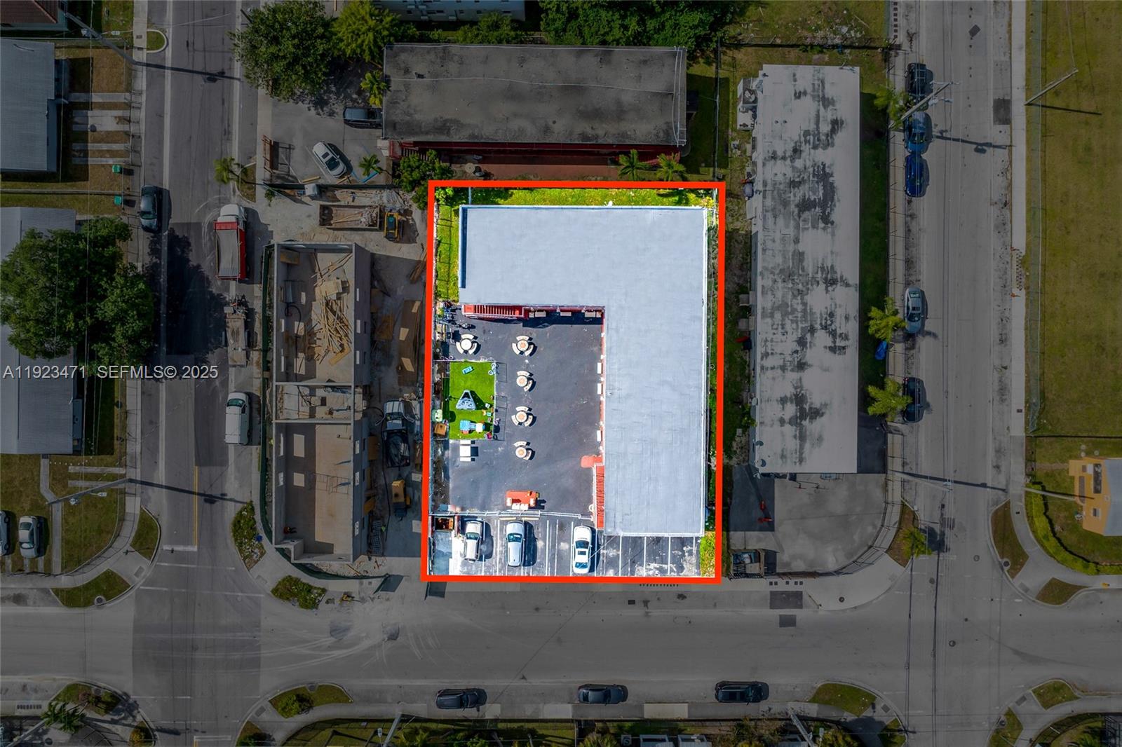 Main image without alt text