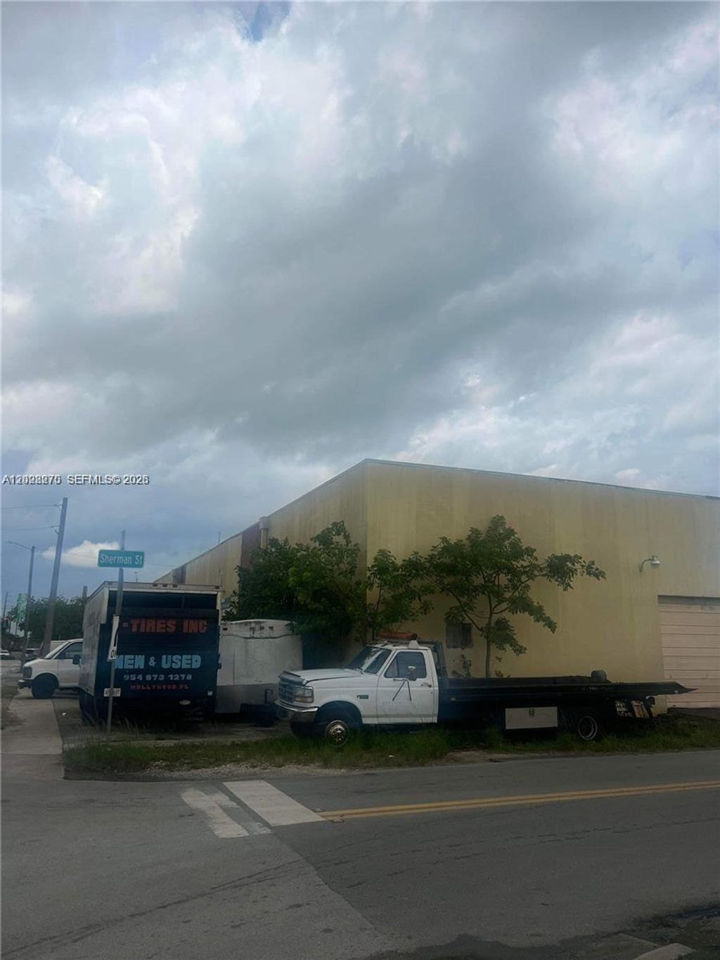 Photo of 2337 N 21st Ave, Hollywood, FL 33020 (MLS # A12028270)