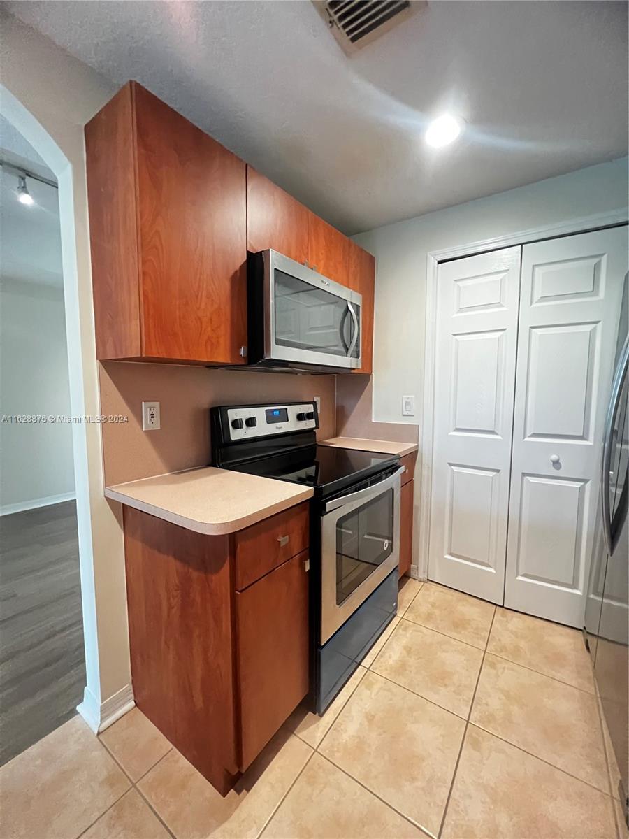 THE COURTS AT DORAL ISLES - Residential Lease