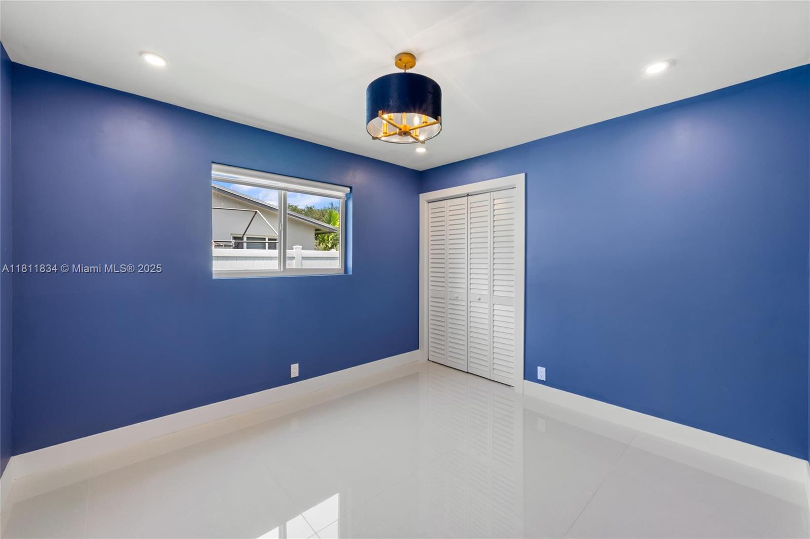 HOLLYWOOD HILLS - Residential