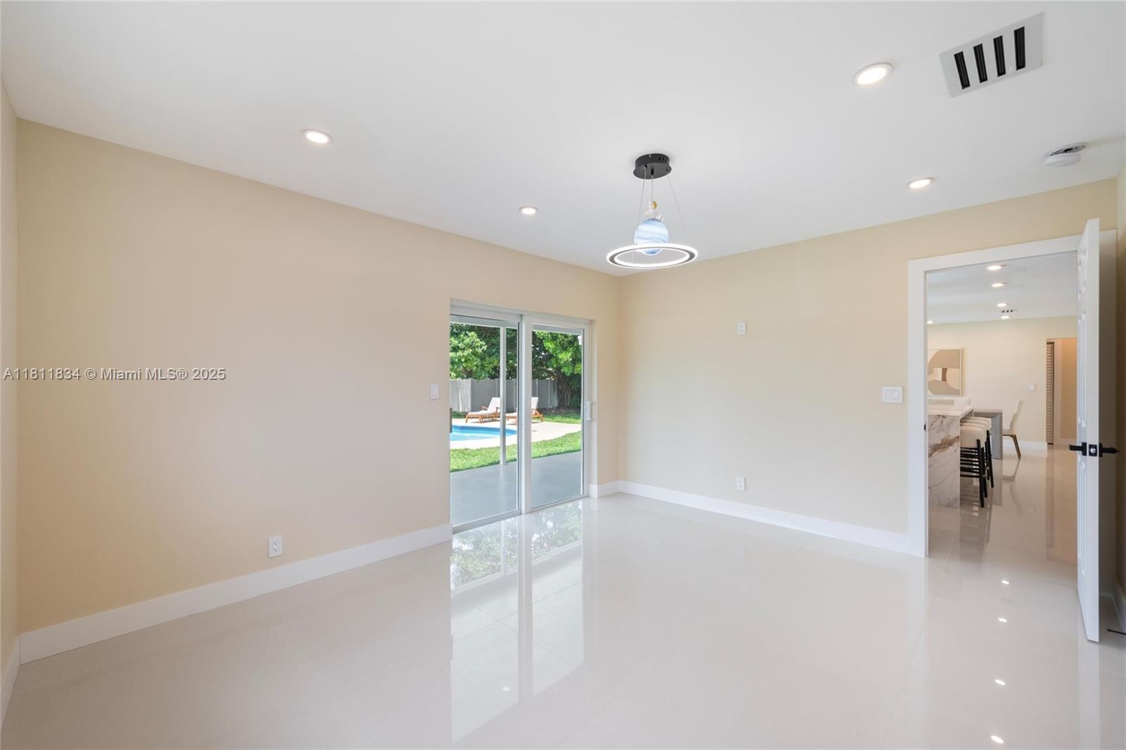 HOLLYWOOD HILLS - Residential