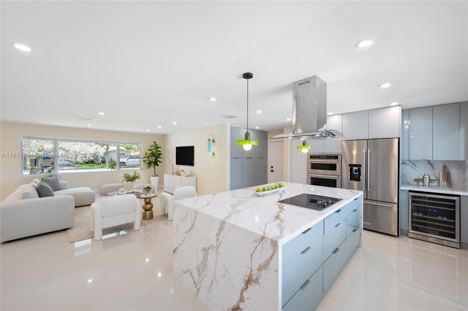 HOLLYWOOD HILLS - Residential