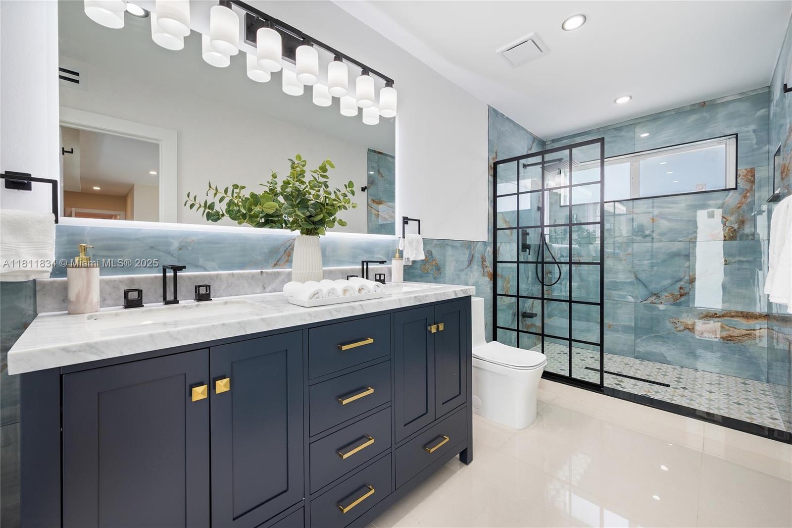 HOLLYWOOD HILLS - Residential