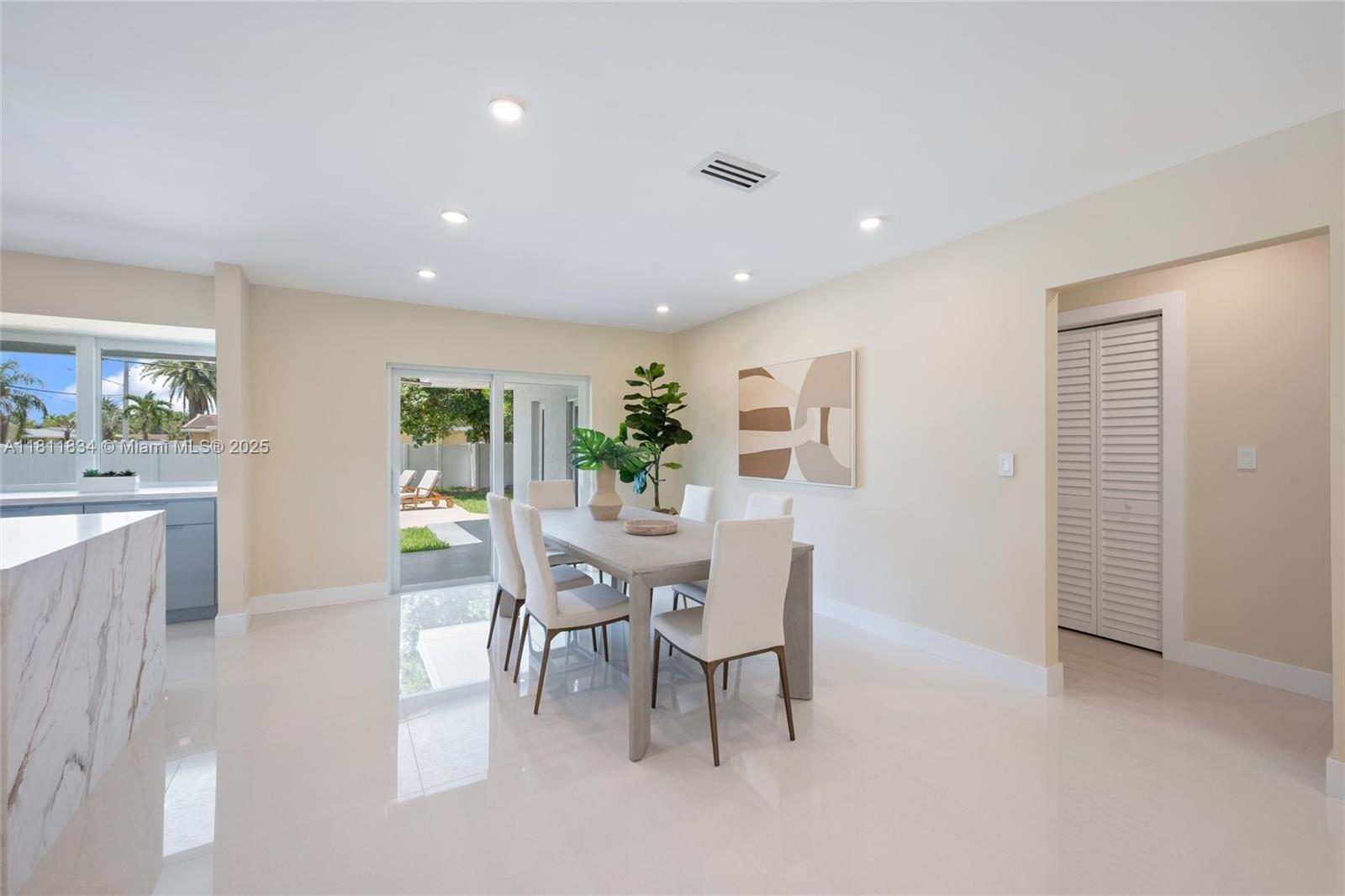 HOLLYWOOD HILLS - Residential