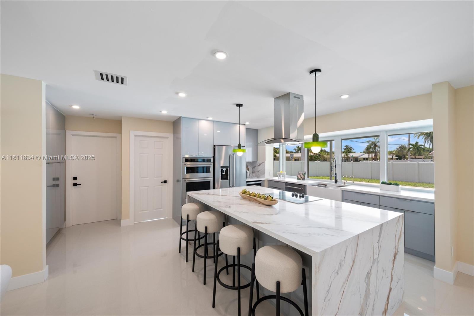 HOLLYWOOD HILLS - Residential