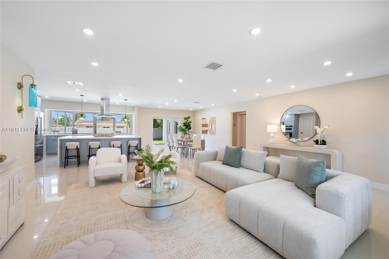 HOLLYWOOD HILLS - Residential