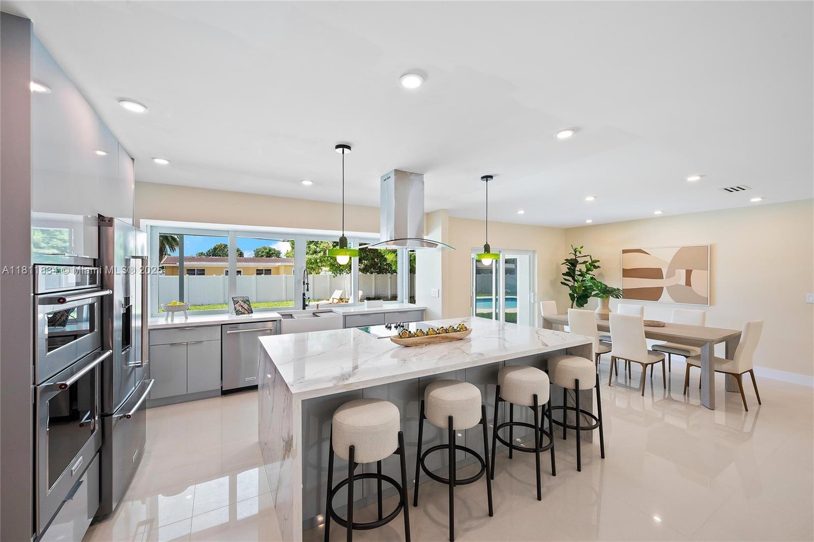 HOLLYWOOD HILLS - Residential
