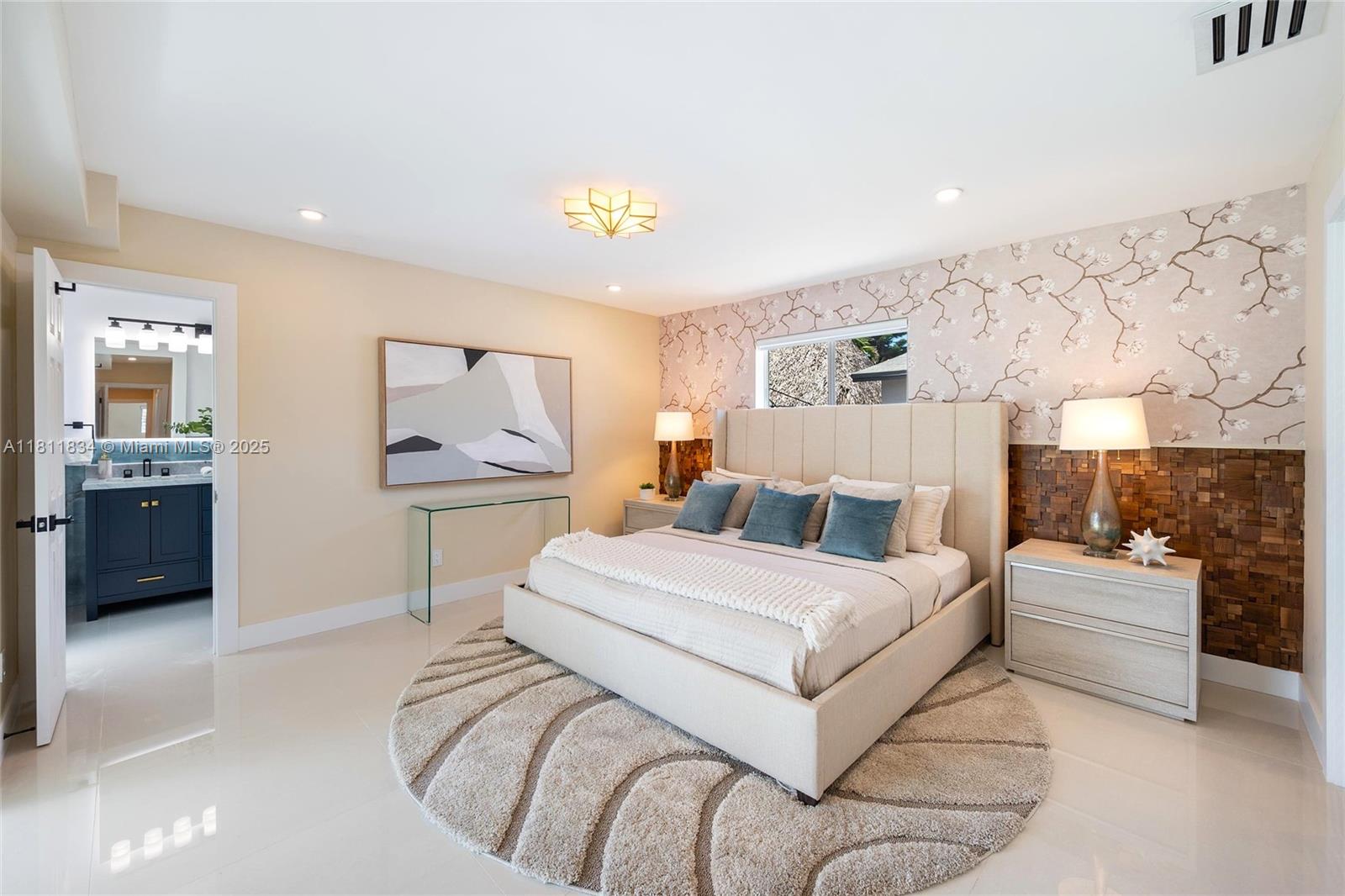 HOLLYWOOD HILLS - Residential