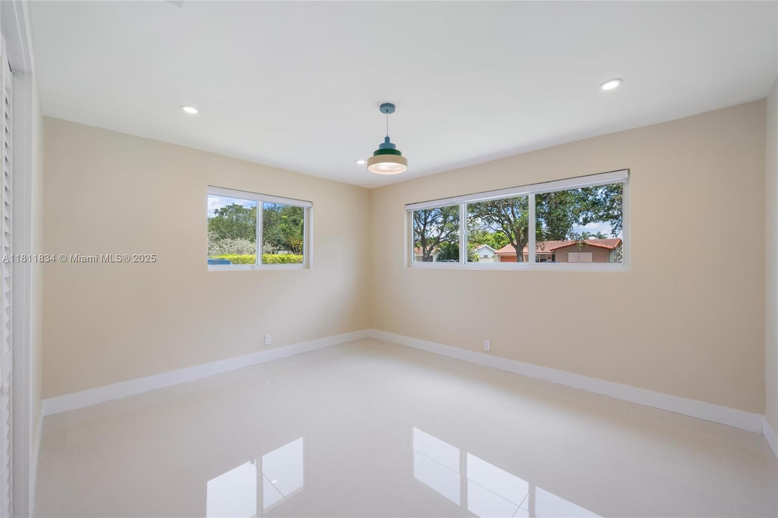 HOLLYWOOD HILLS - Residential
