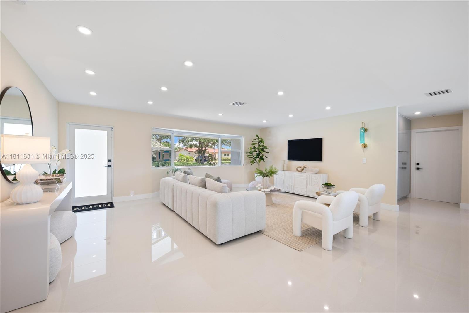 HOLLYWOOD HILLS - Residential