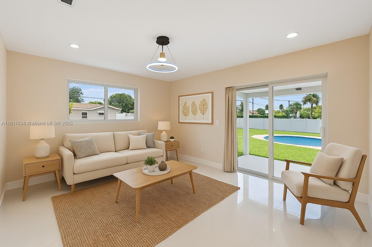 HOLLYWOOD HILLS - Residential