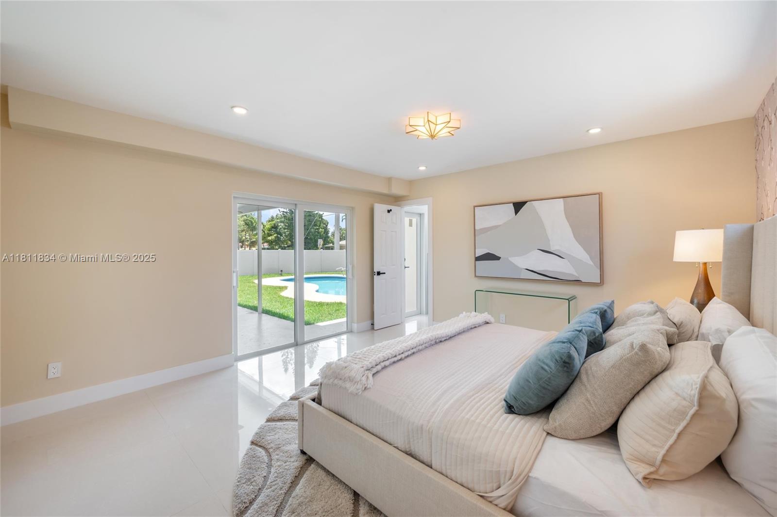 HOLLYWOOD HILLS - Residential